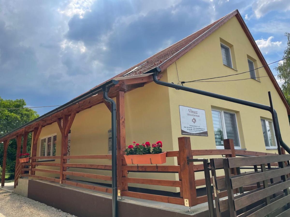 Venusz Ueduelocentrum Tiszacsege Екстер'єр фото